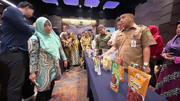 Kegiatan sosialisasi pengembangan kualitas ekonomi rakyat elalui pemberian legalitas usaha masyarakat UMKM di Pekanbaru.(foto: magang2/halloriau.com)